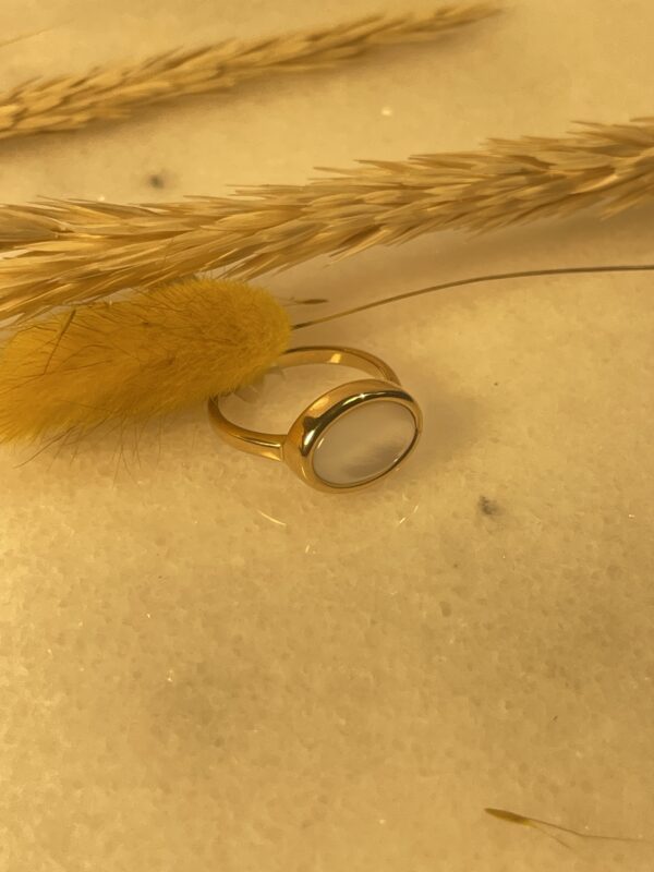Bague dorée avec pierre nacrée - Image 3