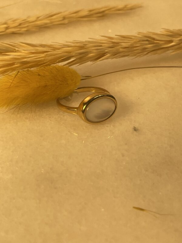 Bague dorée avec pierre nacrée - Image 2
