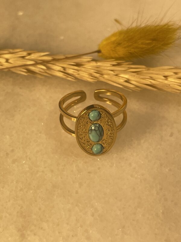 Bague Dorée avec Motif Ovale et Cabochons Turquoise