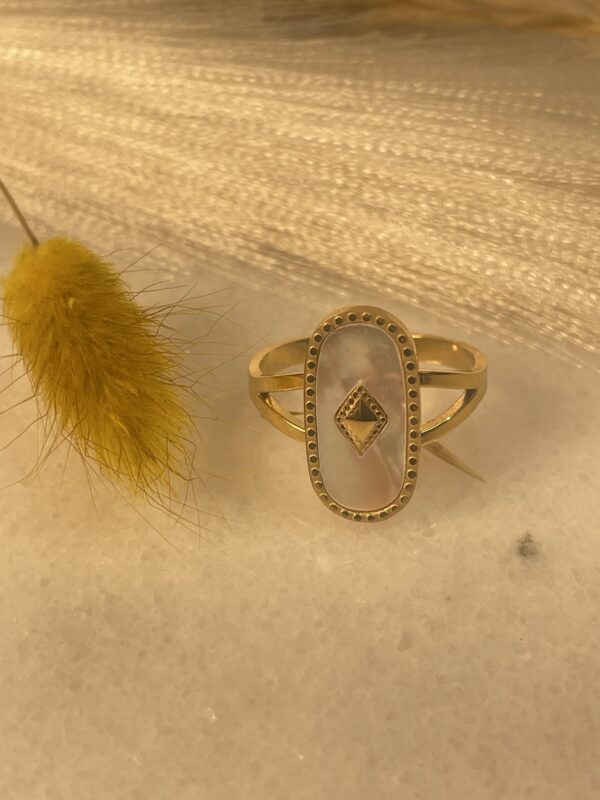 Bague Élégance Nacrée avec Motif Doré - Image 3