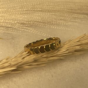 Bague dorée avec motifs circulaires