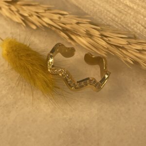 Bague dorée design ondulé avec détails scintillants